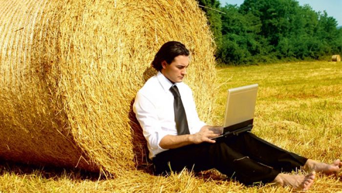 При переселении в сельскую местность полагаются выплаты в размере 4472,64 руб.