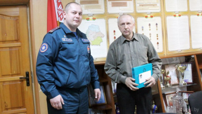 Крупские спасатели поздравили работников, отслуживших в Министерстве по чрезвычайным ситуациям