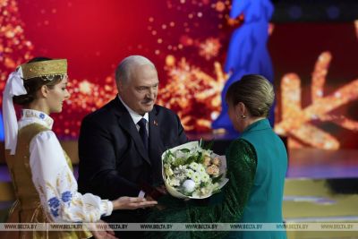 "Мы все служим Отечеству". Лукашенко отметил заслуги тех, кто двигает Беларусь вперед конкретными делами