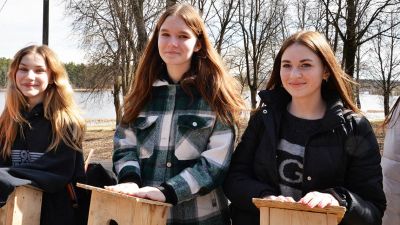 Восьмиклассники приняли участие в акциях «Чистый водоем» и «Каждому скворцу – по дворцу»