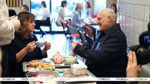 Лукашенко 8 марта приехал в один из ресторанов сети "Мак.бай" и продегустировал местное меню