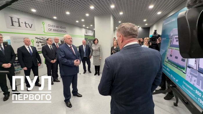 Лукашенко на "Горизонте" дал официальный старт массовому роботизированному производству телевизоров с ИИ