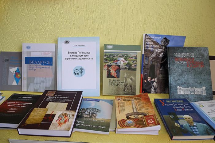На дне письменности в Копыле провели творческую встречу с председателем Союза писателей Николаем Чергинцом