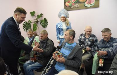 Юрий Корсик поздравил с наступающими праздниками пациентов сестринского ухода Холопеничской больницы