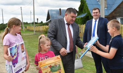 Набор первоклассника и другие подарки получили Саша, Дима и Агния Шалагины