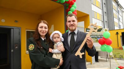Молодые специалисты Крупского лесхоза получили ключи от нового арендного жилья в доме по улице Московской