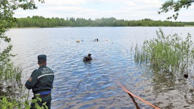 Спасатели помогли крупчанину достать авто из озера Худовец (фото)