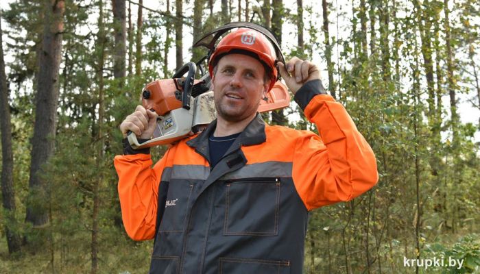 Один из лучших вальщиков леса в области и республике трудится в Бобрском лесничестве