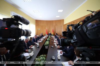 Лукашенко назвал урожай на полях достойным, несмотря на непростой год