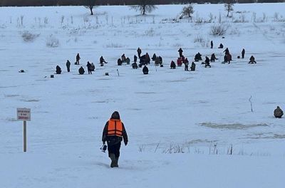 Отправляясь зимой на рыбалку, не забудьте спасательный жилет