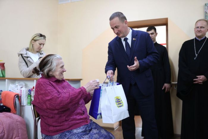 Эти люди учат оптимизму. Турчин и Митрополит Вениамин вручили подарки подопечным Смолевичского ТЦСОН