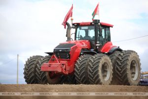 Лукашенко в Праздник труда ознакомился с "космическим кораблем" в отечественном тракторостроении