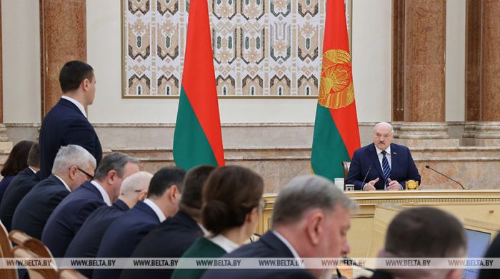 Лукашенко поручил создать рабочую группу и проверить систему образования