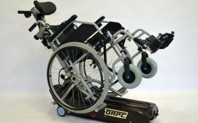 Крупский ТЦСОН оказывает услуги по спуску и подъему по лестничным маршам с помощью ступенькохода