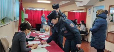 Многолюдно вечером на участке для голосования № 23 в ФСК &quot;Грация&quot;
