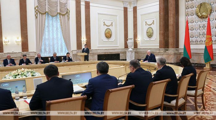 Лукашенко высказался о сборе денег с родителей в школах