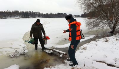 В Крупках провели рейд по рыбным местам. Узнали соблюдают ли правила безопасности рыбаки