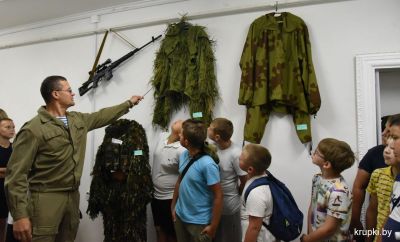 Военная форма представлена на персональной выставке Петра Ванеева в Крупском музее