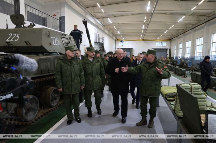 Александр Лукашенко в Гомеле ознакомился с работой 1868-й артиллерийской базы вооружения