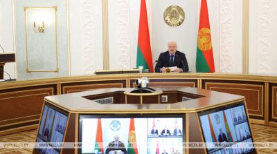Лукашенко требует не пенять на погоду, а усердно трудиться в полях