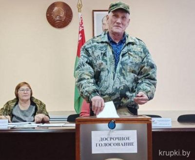 Владимир Титовец, тракторист КУП&quot;Жилтеплострой&quot;, воспользовался возможностью досрочного голосования