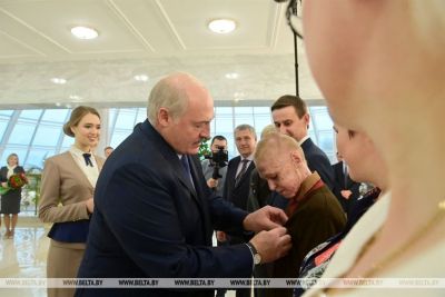 Лукашенко вручил награды Роме Когодовскому и спасшим его медикам
