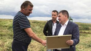 Юрий Макаров первым в Крупском районе перевез 2 000 тонн зерна
