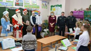 Крупские правоохранители поздравили с праздниками учеников СШ № 3