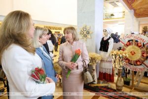 В Овальном зале Дома правительства, где сегодня проходит масштабный республиканский форум "Женщина и будущее деревни",
