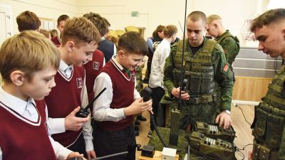 Представители Военной академии провели в Крупках профориентационную встречу со старшеклассниками