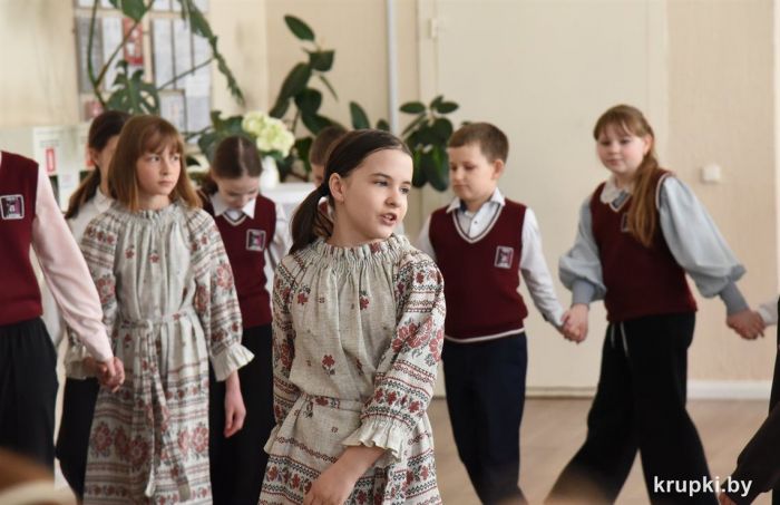 Фольклорный ансамбль &laquo;Млынок&raquo; представил школьникам программу, посвященную традиционным весенним праздникам и обрядам