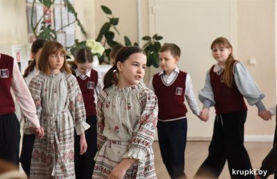 Фольклорный ансамбль &laquo;Млынок&raquo; представил школьникам программу, посвященную традиционным весенним праздникам и обрядам