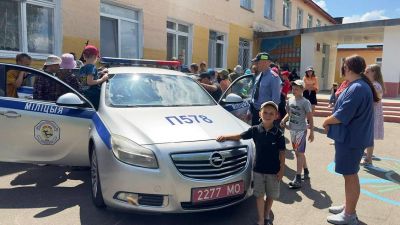 Сотрудники ИДН и ГАИ Крупского РОВД встретились с отдыхающими в оздоровительном лагере «Яновщина»