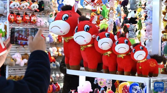 В Китае обрела популярность грустная плюшевая игрушка &laquo;Плачущая лошадка&raquo;