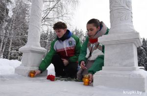 Участники Звездного похода возложили цветы к мемориалу-часовне на месте гибели Героя Советского Союза Василия Чеботарева