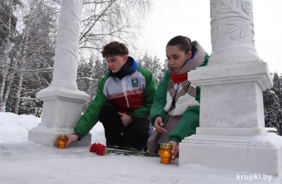 Участники Звездного похода возложили цветы к мемориалу-часовне на месте гибели Героя Советского Союза Василия Чеботарева