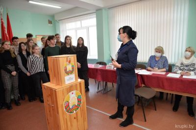 Для учащихся городской средней школы № 3 провели мини-экскурсию по участку для голосования
