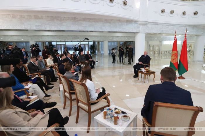 Лукашенко рассказал, кто не хочет мира в Украине и в каком случае Беларусь будет готова задействовать армию