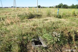 Можно упасть в люк на поле вдоль улиц Бирюзовой и Аэродромной