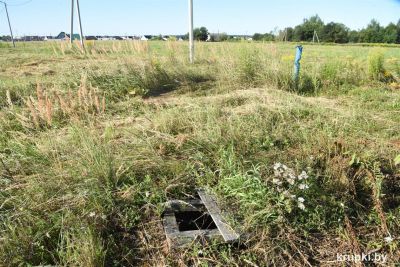 Можно упасть в люк на поле вдоль улиц Бирюзовой и Аэродромной