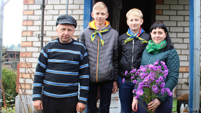 Работники Крупского РОЧС совместно с молодежью помогли ветеранам