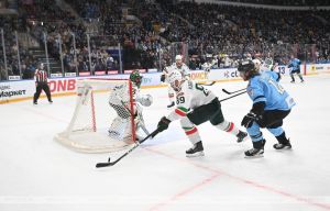 Минское "Динамо" проиграло "Ак Барсу" в первом матче четвертьфинала плей-офф КХЛ