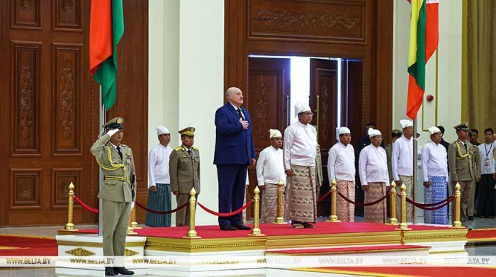 Лукашенко встретился с Мин Аун Хлайном в Президентском дворце в Нейпьидо