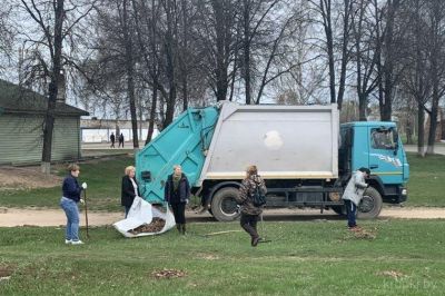 Горожане активно участвуют в субботнике в Крупках (дополняется)