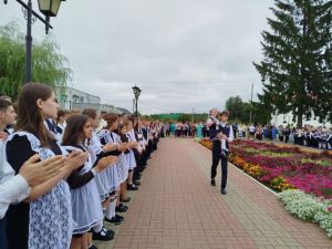В средней школе №1 прошла торжественная линейка