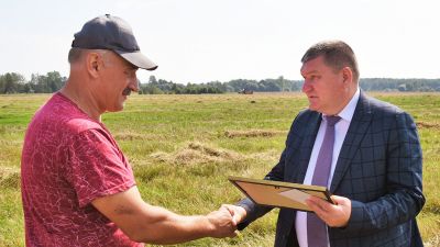 В Крупском районе есть первый тысячник на уборочной