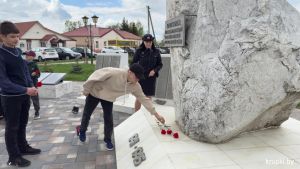 Крупские милиционеры и школьники отдали дань уважения землякам, погибшим в годы Великой Отечественной войны