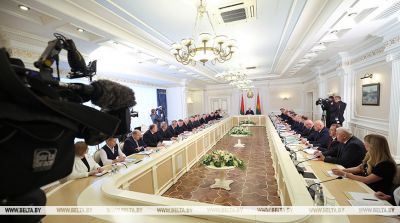 Лукашенко призывает прекратить отток населения из регионов и "бешеную стройку жилья" в Минске