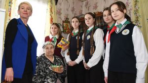 Крупские тимуровцы помогли 91-летней жительнице Крупок