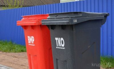 В Крупках появились красные и черные контейнеры для сортировки отходов. Узнали подробности